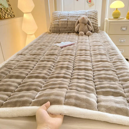 Winter Warm Plush Fleece Thermal Quilted Mattress Pad Double Bed Non-Slip Topper Thin Foldable Design for Home Use 침대 매트리스