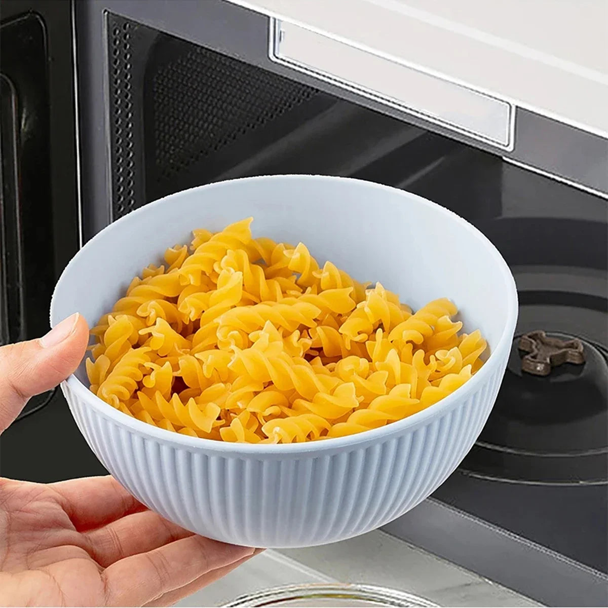 16Pcs Reusable Plastic Tableware Set Including Plates Bowls and Cups Suitable for Family Picnics and School Supplies
