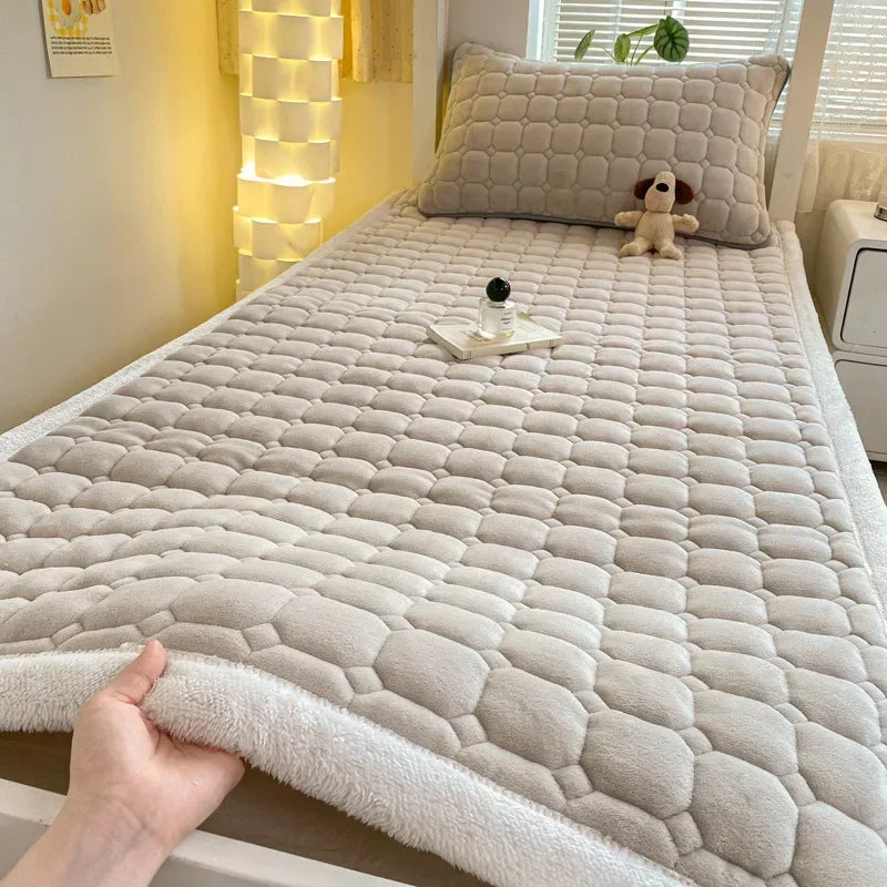 Winter Milk Velvet Bed Sheet, Extra Large Bed Cover Mattress Washable Foldable Anti Static Mattress Protector