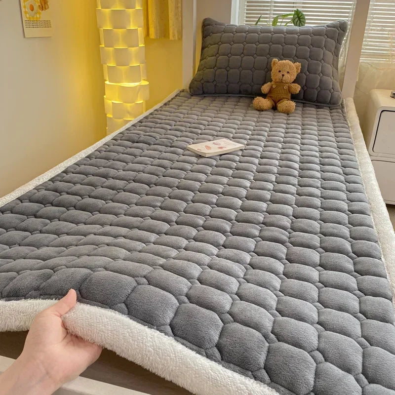 Winter Milk Velvet Bed Sheet, Extra Large Bed Cover Mattress Washable Foldable Anti Static Mattress Protector