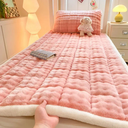 Winter Warm Plush Fleece Thermal Quilted Mattress Pad Double Bed Non-Slip Topper Thin Foldable Design for Home Use 침대 매트리스