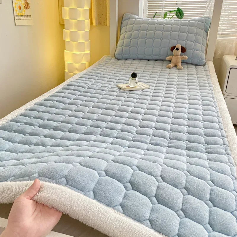 Winter Milk Velvet Bed Sheet, Extra Large Bed Cover Mattress Washable Foldable Anti Static Mattress Protector
