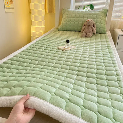 Winter Milk Velvet Bed Sheet, Extra Large Bed Cover Mattress Washable Foldable Anti Static Mattress Protector