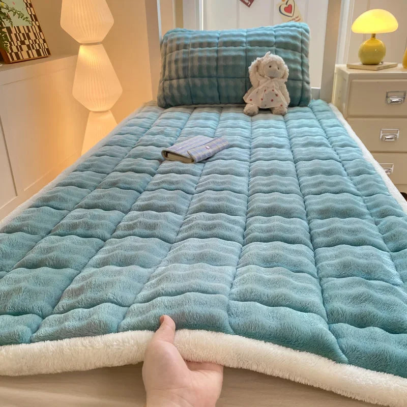 Winter Warm Plush Fleece Thermal Quilted Mattress Pad Double Bed Non-Slip Topper Thin Foldable Design for Home Use 침대 매트리스