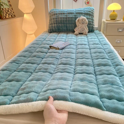 Winter Warm Plush Fleece Thermal Quilted Mattress Pad Double Bed Non-Slip Topper Thin Foldable Design for Home Use 침대 매트리스