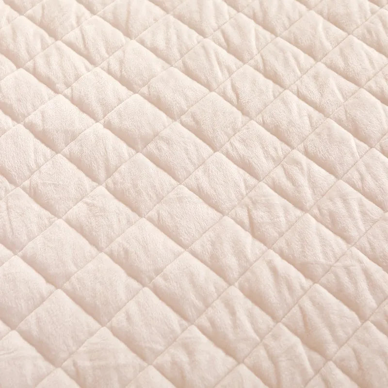 Luxury Lace Bed Skirt Bedspreads Bedding Thicken Velvet Plush Quilted Embossing Bed Spread for Home Not Including Pillowcase